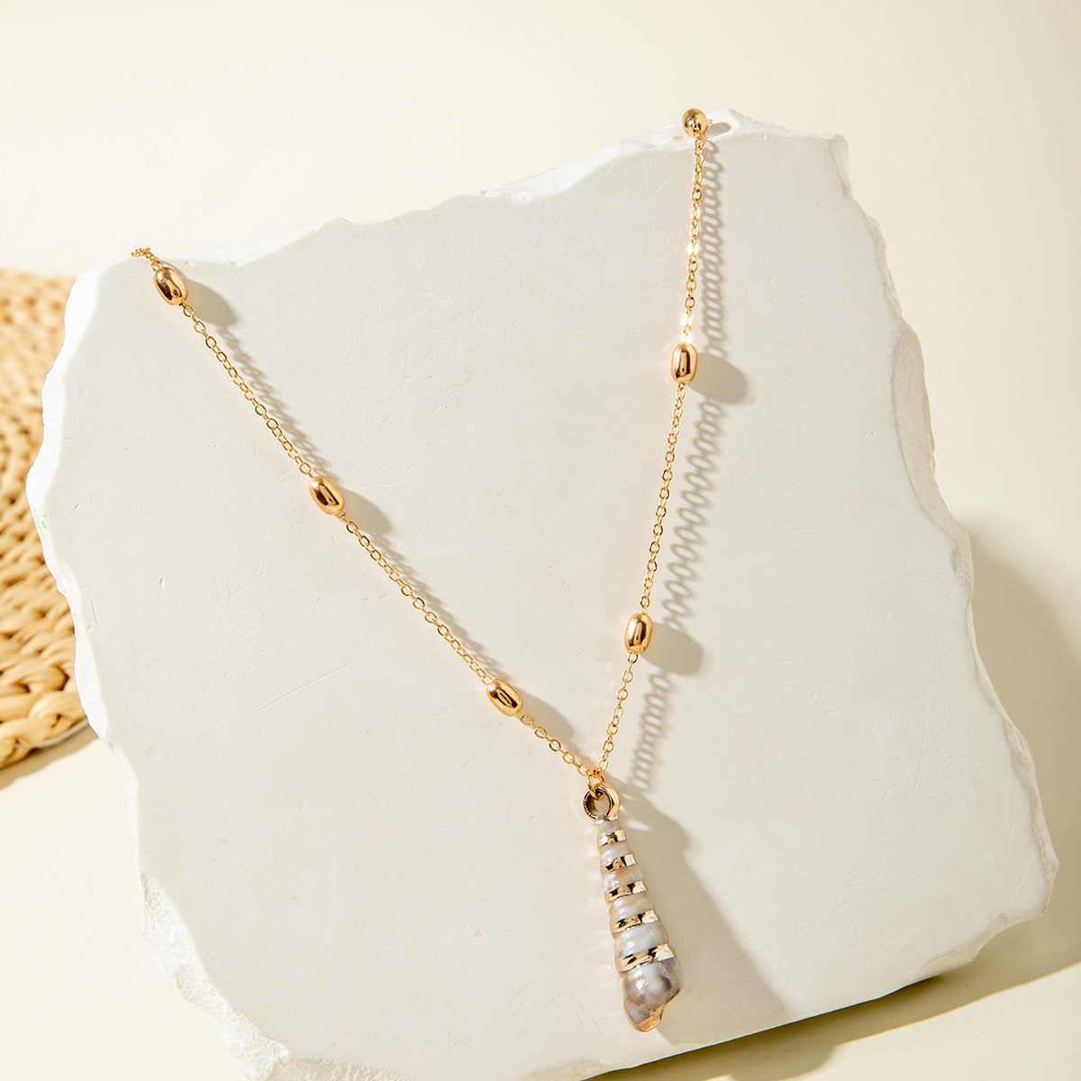 Wholesale Bohemian style gold-rimmed summer ocean conch shell necklace